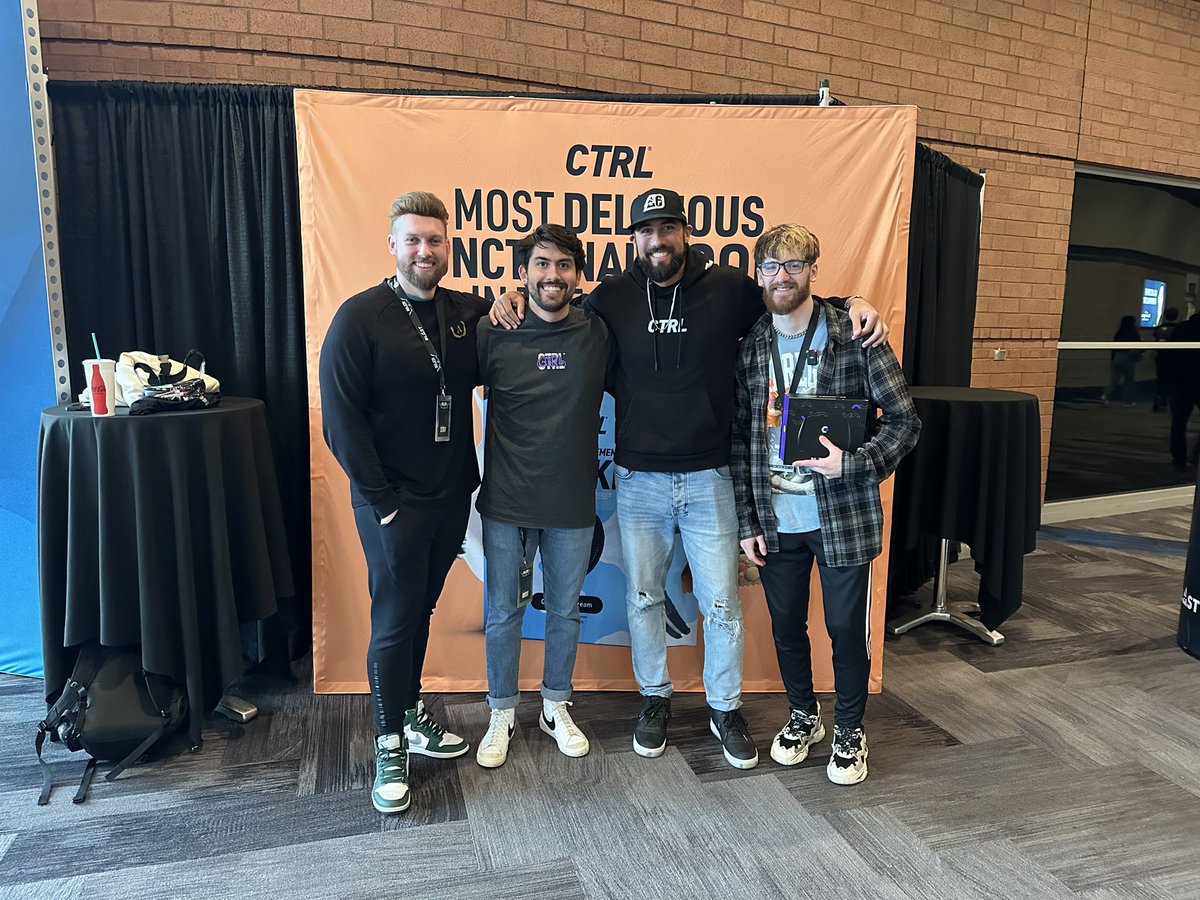 Googinz's tweet photo. Making moves with some real people at the R6 Major in Atlanta. If you haven’t tried @DrinkCTRL ‘s new Peanut Butter Protein cookie you’re missing out!  #drinkctrl #r6major https://t.co/cZwvR2q5IG