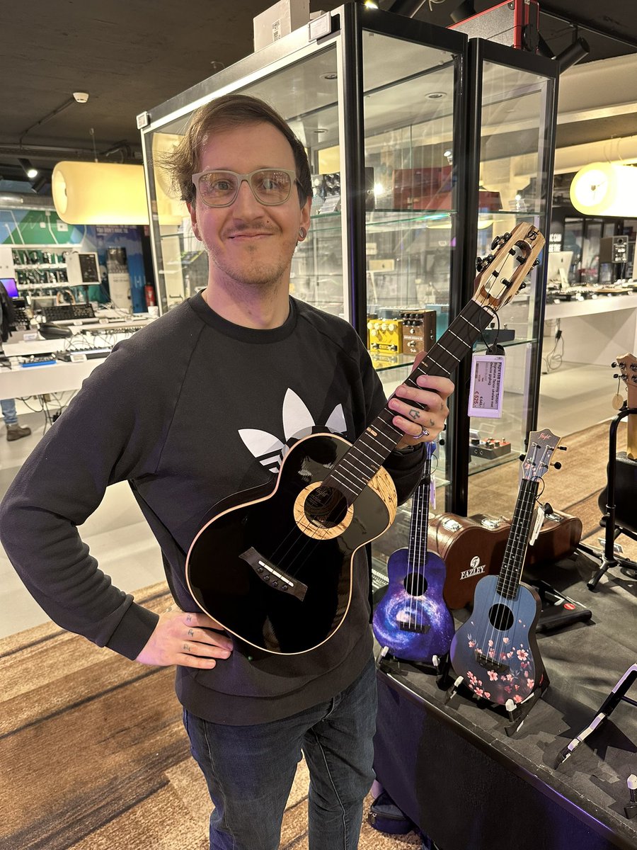 Played at <a href="/Baxshop/">Bax-shop | Bax Music</a> Antwerpen today and found a wild Flight 4SB just before one of my patrons took it home with her 😇🧡 #ukulele