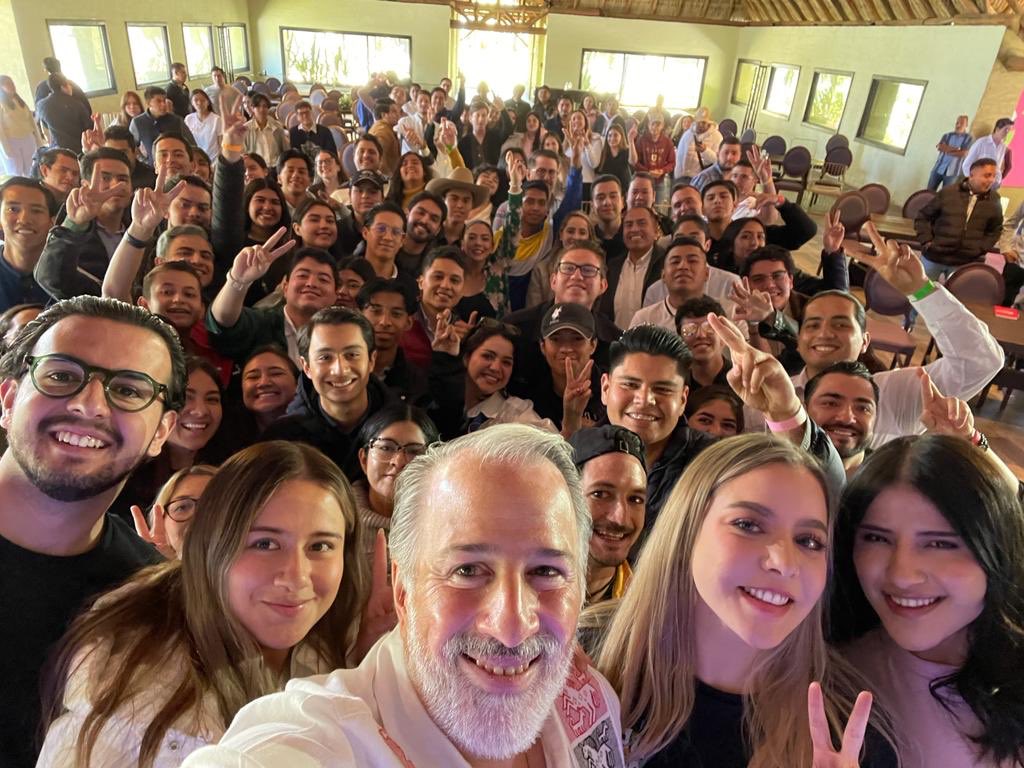 JoseAMeadeK's tweet photo. Pura buena vibra se respiraba con las juventudes que van a crear el México en el que siempre han creído. 
Gran iniciativa de jóvenes para jóvenes. 
Por ahí nos invitaron a platicar y lo disfrutamos. 
Gracias @carlosmorisea, @JimenaVillicana y @creemosmx.

A todos, #BuenFin! https://t.co/g5hvMvaWK1