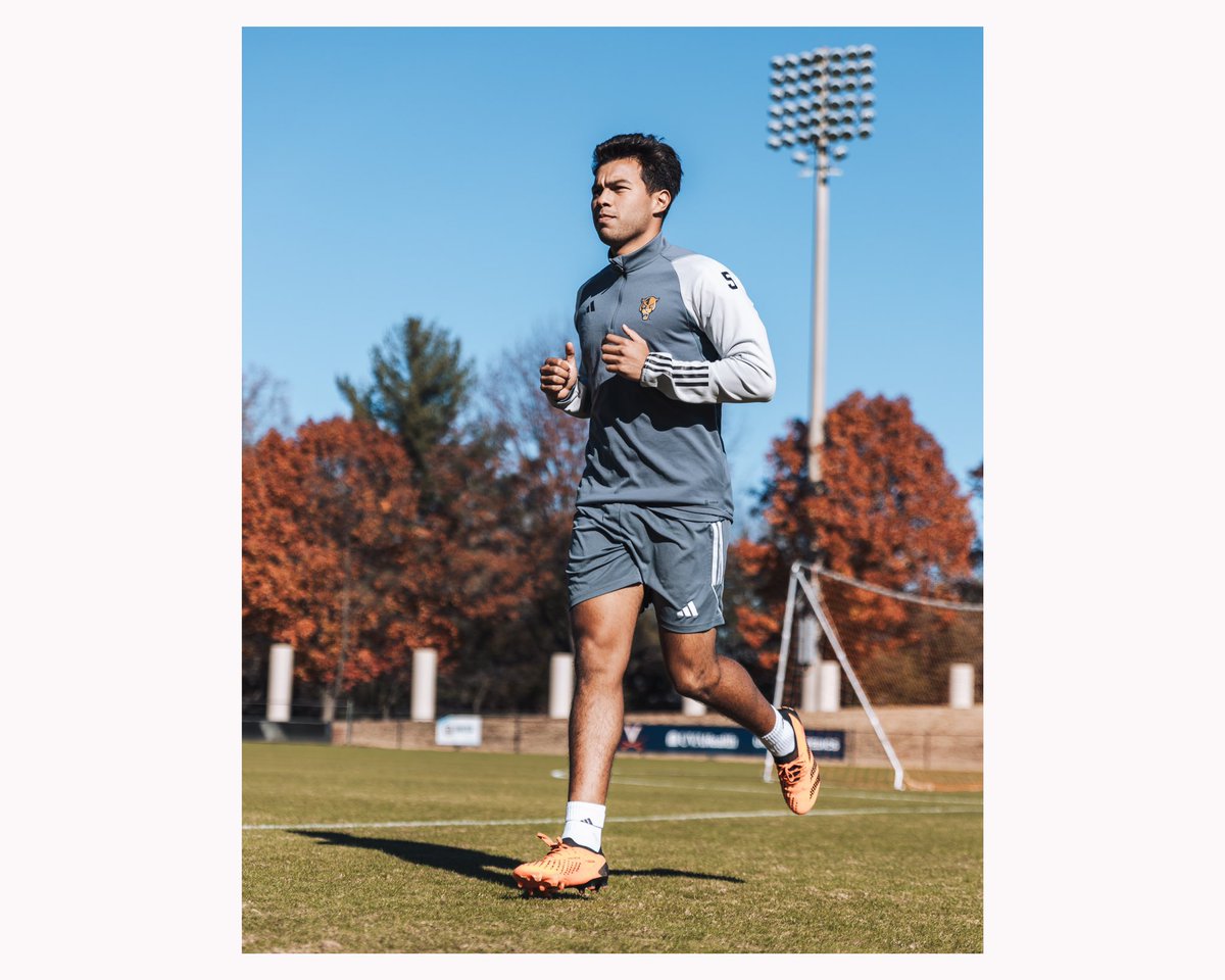 FIUMensSoccer's tweet photo. Warmin’ up at UVA https://t.co/NhkxunUajO