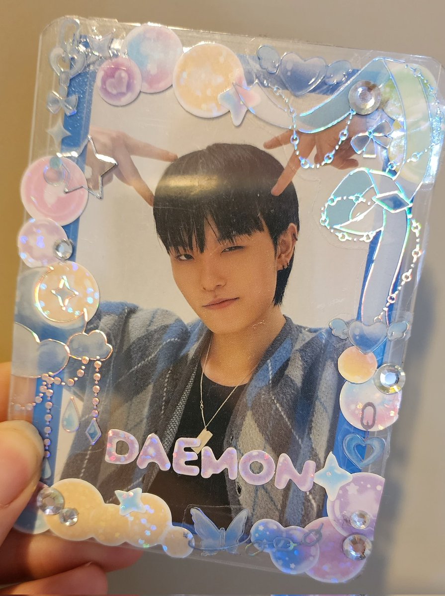 WHO_THE_X's tweet photo. My new favoure Daemon Photocard. He's wearing the cutest Cardigan (my literal weakness) and overall just looks so adorable. Colour also matches my Deco Toploader
#SUPERKIND #playSUPERKIND #์ํผ์นด์ธ๋ #Prid_Daemon https://t.co/7P2QuzKRmL