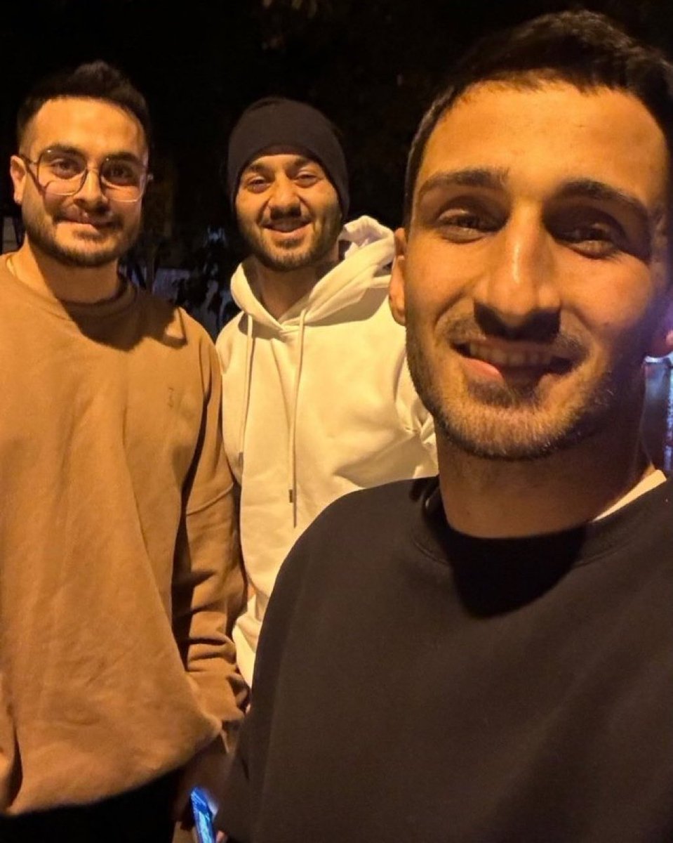 بعد یک سال زندان بازم لبخند رو داره.
شیرپسر ایران.
#توماج_صالحی