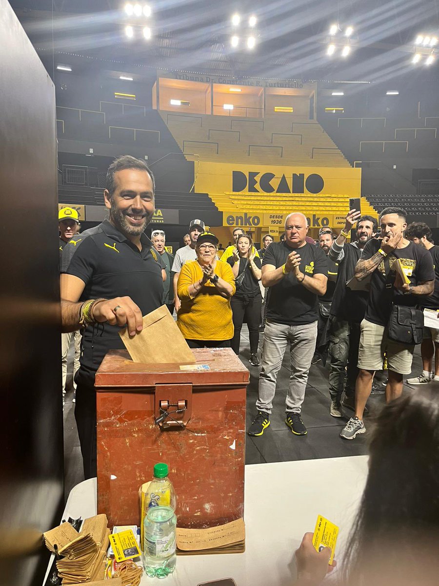 alegonzalez_29's tweet photo. Va siendo una hermosa jornada en dos colores 🖤💛
La herencia familiar (padre, hermanos y sobrino) a flor de piel recordando cómo pedía venir siempre mi abuela, los amigos que apoyaron y el sueño de la gloria y seguir creciendo.
Socios y socias vengan a votar #RuglioPresidente https://t.co/AZKoxrGK4z