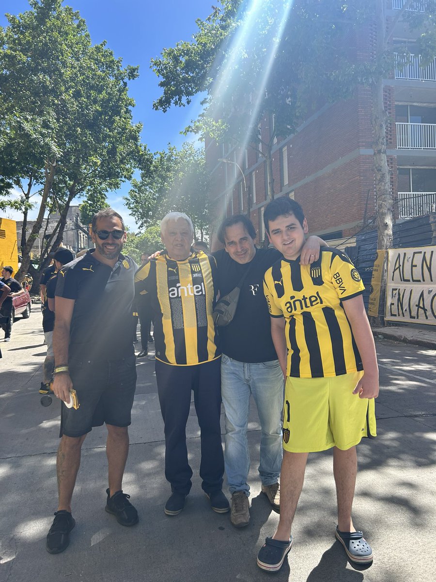 alegonzalez_29's tweet photo. Va siendo una hermosa jornada en dos colores 🖤💛
La herencia familiar (padre, hermanos y sobrino) a flor de piel recordando cómo pedía venir siempre mi abuela, los amigos que apoyaron y el sueño de la gloria y seguir creciendo.
Socios y socias vengan a votar #RuglioPresidente https://t.co/AZKoxrGK4z