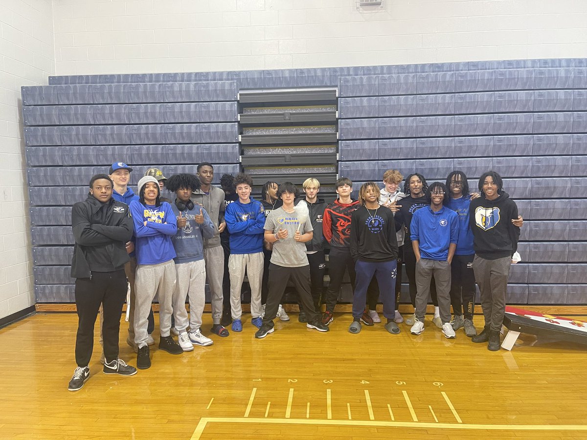 jbibb20's tweet photo. Before the season gets started. Our Brown High school boys basketball team Took time out to volunteer today at Maupin Elementary for their Thanksgiving celebration. Special thanks to Maupin Elementary and Principal Vitato for having us. @AprilBr1908 @Brown_Athletics @ https://t.co/nkpzyFfziM
