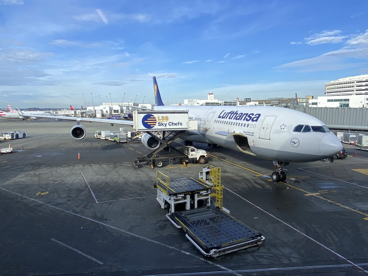 At #SeaTac ready to go home. Tired but also very much inspired after #MSIgnite and of course I had to end the visit with the <a href="/Beechers_Cheese/">Beecher's Handmade Cheese</a> sandwich tradition 😋

#MVPBuzz