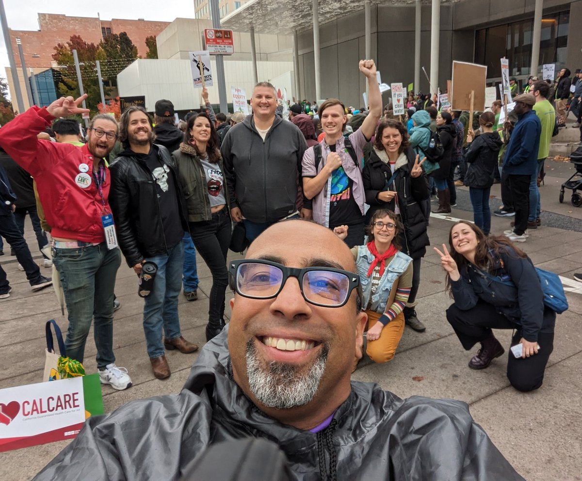 Sac_DSA's tweet photo. Sac and @dsa_losangeles stand in solidarity with @capsscientists in their fight for pay equity. When we fight we win! #ScientistsStrikeBack #ScientistsStrikeBack https://t.co/wTO8WnThTx