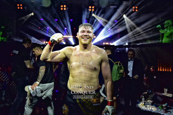 WireMartialArts's tweet photo. MICK PARKIN WINS #teamrobbery https://t.co/mUORHtZpmx