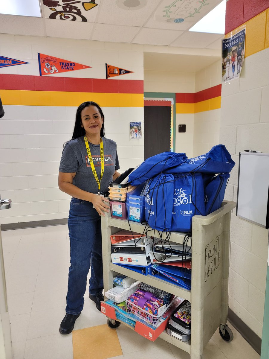 Our Amazing Volunteers were at the nest helping with Thanksgiving baskets🦃,handing out school supplies✏️ , handing out pumpkin pie🥧 ☕️to teachers, AND organizing uniforms👖👕!! Thank you so much, Elba, Nati, and Patty💛🦅❤️!! @Ensor_MS