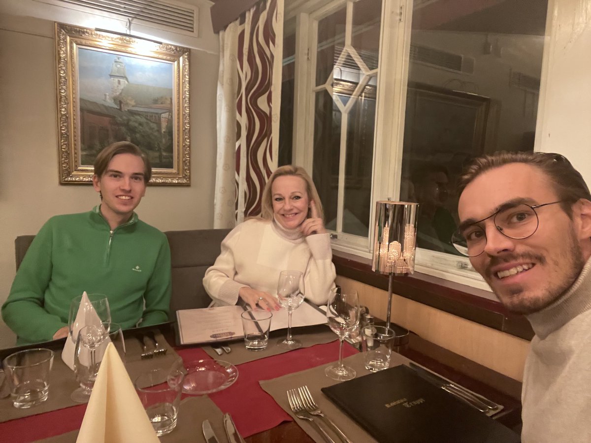 Kaijaala's tweet photo. Oli oikein palvelua kun tarjoilija pudotti mun pääni kautta kuohuviinipullon tohon mun tuoliini. (Kuva ennen) Ehdin väistää eteen että vain vähän meni vaatteille. Sitten joutuivat pitkään heidän taholtaan miettimään mitäs nyt tehdään. Vähän tunnelma väljähti. #trappi #naantali https://t.co/JVWRTmm6Py