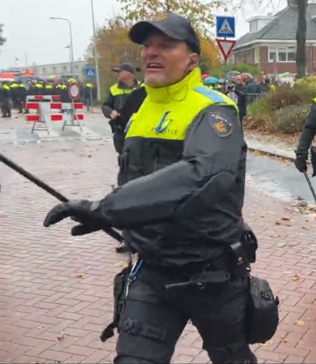 Wie is de agent die een zwartepietaanhanger van achteren slaat met een wapenstok terwijl deze al wegloopt. Ook schreeuwt hij: “Wegwezen kankerwijf”, “opkankeren allemaal”, etc.
Graag retweet zodat heel NL weet wie deze lul is! 👍
#Timmermans #Jetten #Oranje #Sinterklaas #NEDIER