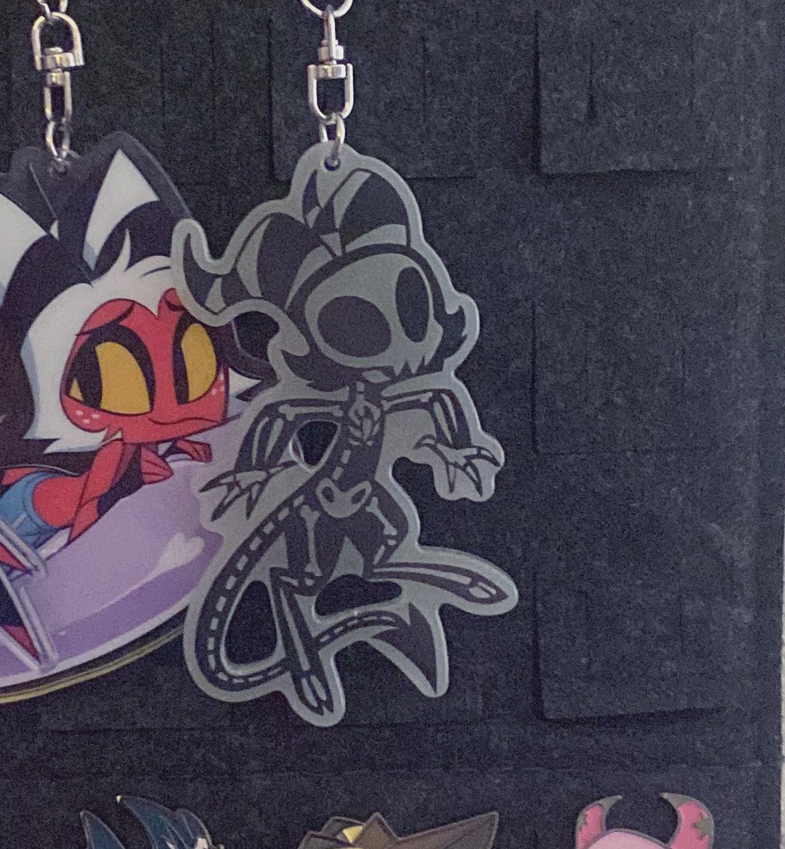 Prince_Papaya's tweet image. Here’s the Halloween merch I got🖤 I didn’t get that much this time because of personal reasons, but I’m still happy with what I got :3
#HelluvaBoss #sharkrobot