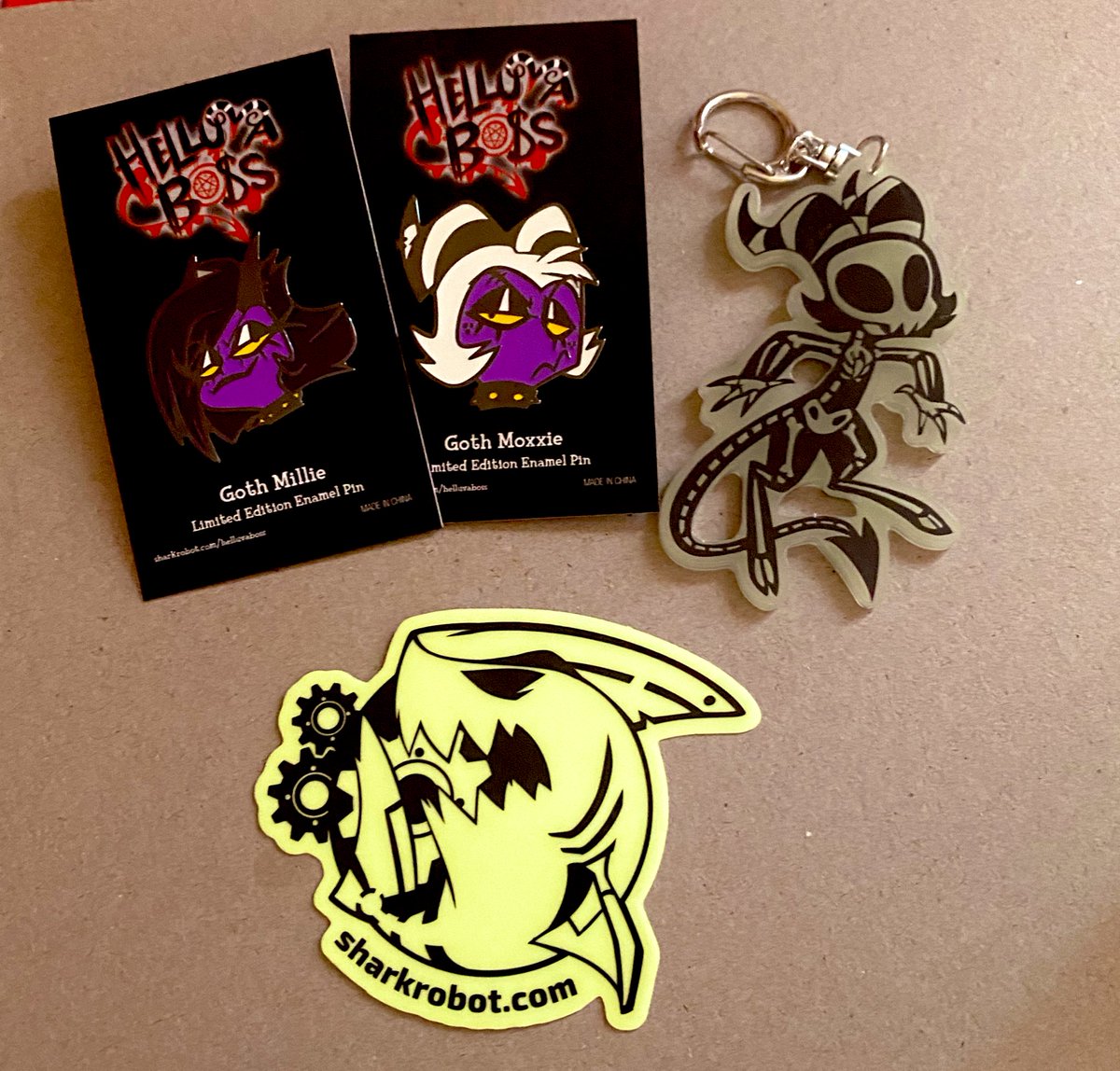 Prince_Papaya's tweet image. Here’s the Halloween merch I got🖤 I didn’t get that much this time because of personal reasons, but I’m still happy with what I got :3
#HelluvaBoss #sharkrobot