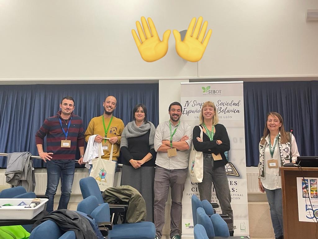 CarmenAcedo's tweet photo. 🔊 ¡Enhorabuena a los ganadores del concurso de posters  #IVSimSEBOT ! 🎉🍃🍄🌾🌵📚
🥇La capituloteca”: una colección para explorar la diversidad de los capítulos en las Asteraceae
🥇labeleR: una forma automática de generar etiquetas de herbario https://t.co/It76Aubs2o