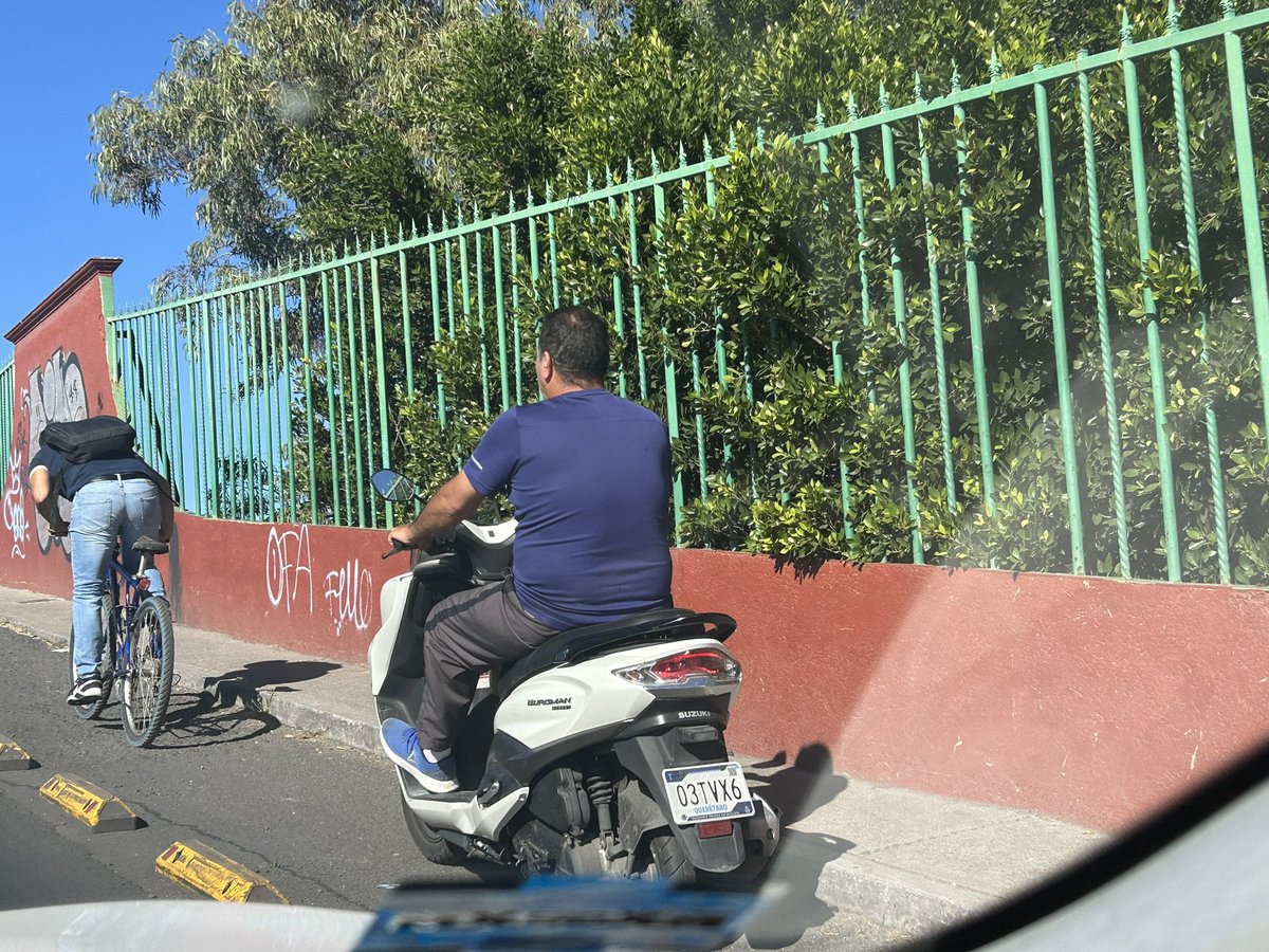 Ojalá que le puedan aplicar una multa al conductor de la moto <a href="/SSPMQueretaro/">@SSPMQueretaro</a>, se ve perfecto el número de placa.

ccp. <a href="/pedaleanda/">Pedaleanda</a>