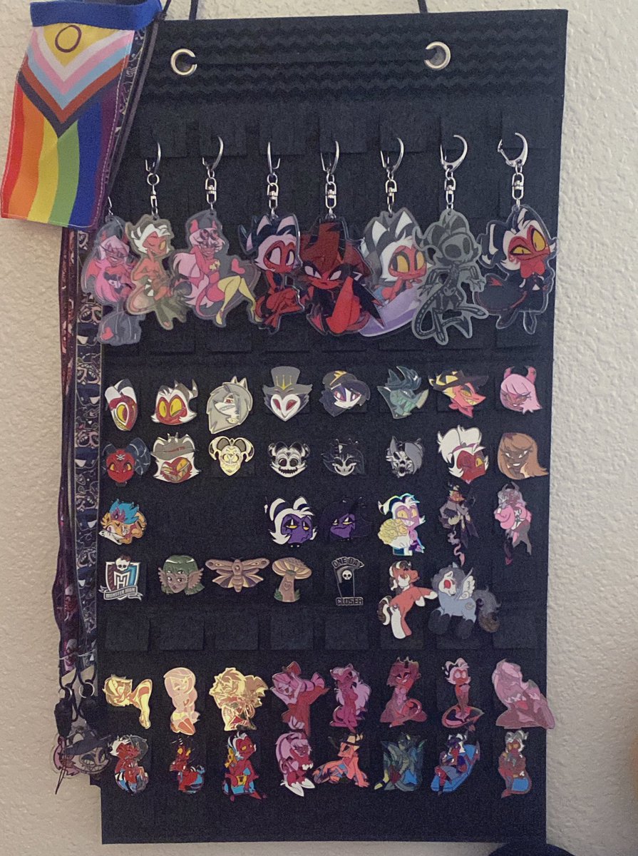 Prince_Papaya's tweet image. My helluva boss keychain and pin collection so far💕I can&apos;t afford to get them all so I&apos;m happy to get whatever I can get #sharkrobot #HelluvaBoss