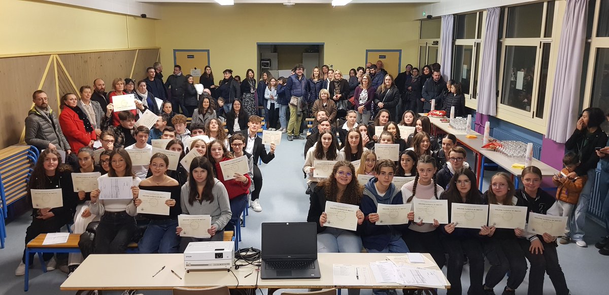 Un  très grand plaisir de revoir nos anciens élèves à l'occasion de la  cérémonie de remise des diplômes du DNB. 98% de réussite et 88% d'élèves  avec mention : Une promo qui a été à la hauteur jusqu'à la soirée de  fin d'année !!! Très belle continuation à toutes et tous.