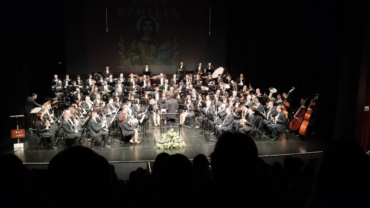 amoramorxtva's tweet photo. 🎼Quin goig hui al Teatre! Magnífica vetlada musical per celebrar #SantaCecília amb un concert de la Banda i l'Orquestra de @Musica_Vella amb la benvinguda a les i els educands i un reconeixement als músics veterans.🎻🎺🎶 https://t.co/tQUUxjiAU0