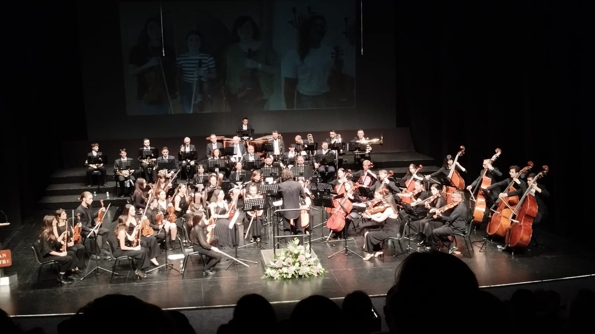 amoramorxtva's tweet photo. 🎼Quin goig hui al Teatre! Magnífica vetlada musical per celebrar #SantaCecília amb un concert de la Banda i l'Orquestra de @Musica_Vella amb la benvinguda a les i els educands i un reconeixement als músics veterans.🎻🎺🎶 https://t.co/tQUUxjiAU0