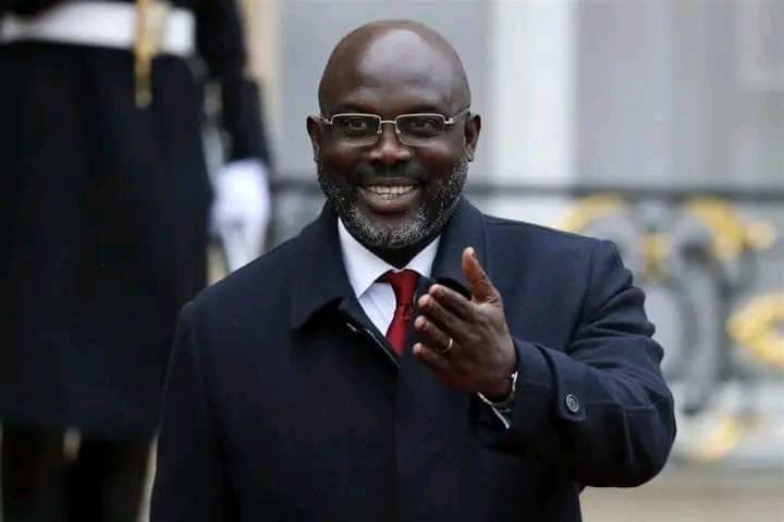 Légende George Weah vient d'entrer une troisième fois dans l'histoire africaine, après son Ballon d'Or en 1995, et élu président du Libéria en 2017, après 1 mandat il a organisé l'élection présidentielle au cours de laquelle il a été battu, sans tambour ni trompette il a reconnu