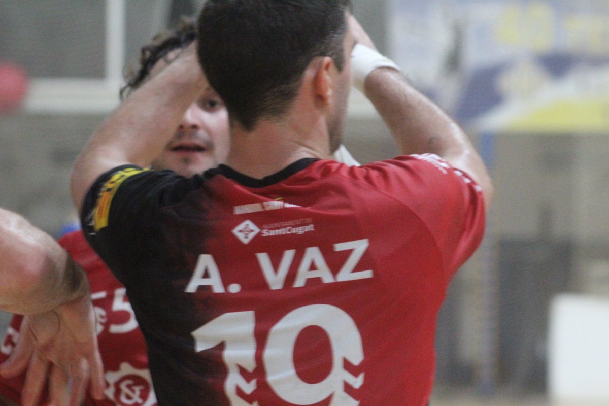 hstcugat's tweet photo. @UESarria77 @CatHandbol @FedCatHandbol @SantCugatCreix @RFEBalonmano 🔴⚫ Min. 60 | @UESarria77 26-29 @hstcugat. Victòria històrica dels nois, que per primera vegada sumen els 2 punts en aquesta pista. Protagonisme de Jordi Sancho en atac i gran paper defensiu, liderats per Dídac Pallarès

@CatHandbol @FedCatHandbol @RFEBalonmano @SantCugatCreix https://t.co/1xzuBpjujH