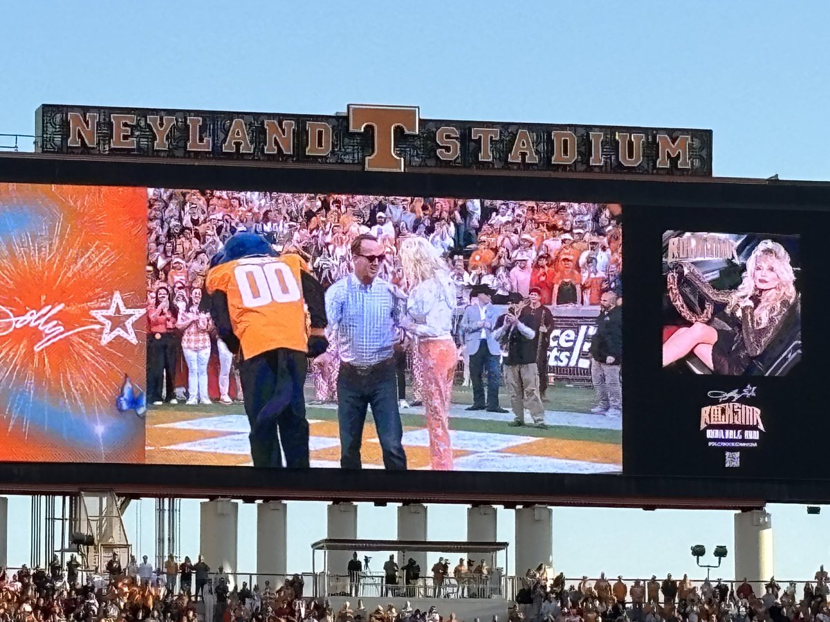More_Issues's tweet photo. Peyton Manning walking out Dolly Parton

This is Tennessee🍊 https://t.co/BguONBJgF2