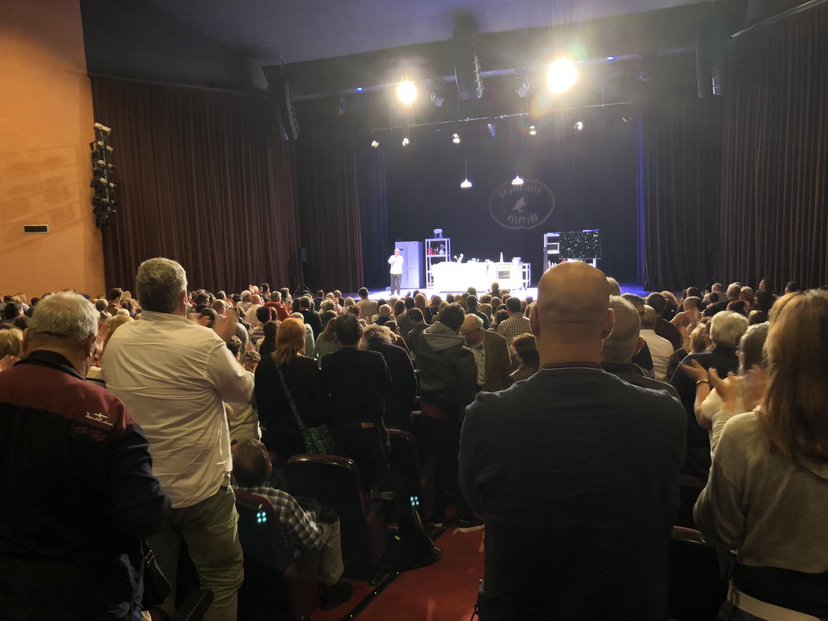 MontiBcn's tweet photo. #postfuncio Tot el públic dret aplaudint al gran actor Joan Pera aquest vespre al teatre de La Passió https://t.co/SIZpXmKKfk