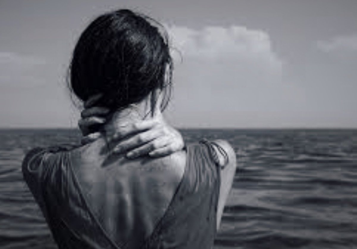 jacque_soto's tweet photo. Para qué cantar al viento
si mi melodía es triste cuando miro y no te encuentro,
para qué sirve mi voz
si se estremeció con frío al no sentir tu calor,
hoy no es la mejor canción
mejor escucho el rumor que el mar me trae con la brisa
y abraza mi corazón.

#LaPoesíaenelAmor https://t.co/rxNp0dJ0oC