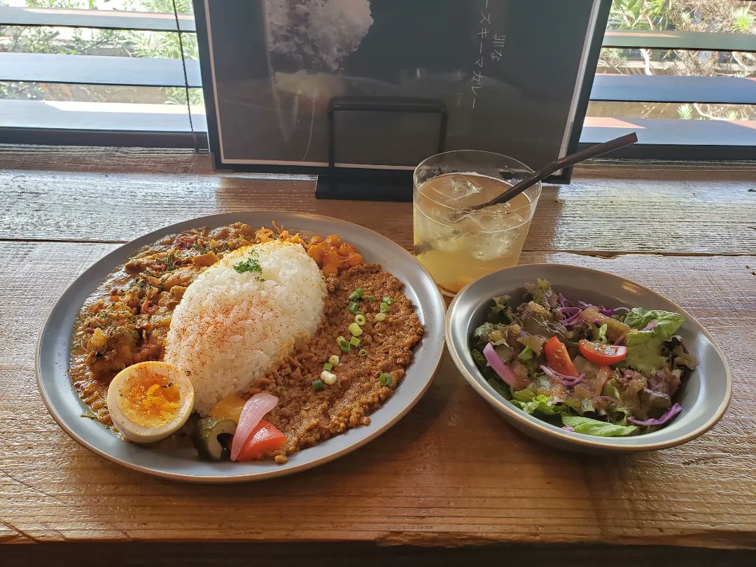 nonsoumad's tweet photo. 山梨県韮崎市中央町
TAP8さん「カレー2種合盛り🐔🍛🐷➕クラフトジンジャーエール🍹✨」
スモーキーな鶏肉のバターチキンカレー🐔✨辛味と山椒のシビレが効いたキーマカレー🐷✨😋
ガッツリ生姜が効いたジンジャーエールも最高でした🍹✨😋
#カレー #山梨カレー #韮崎市グルメ #tap8 https://t.co/H6kbqmEOoQ