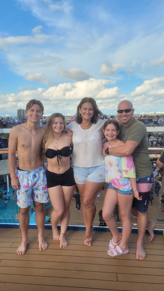AliviaArtanis's tweet photo. One for the road! Next stop... Princess Cay! #family #byeMiami #notsoftball https://t.co/wSBY9eMkQC