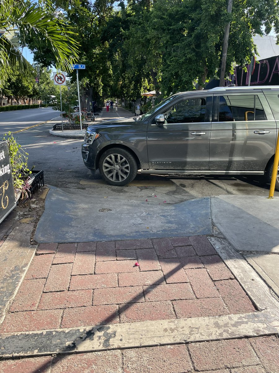 Rodri25's tweet image. Así se la bañan en Paseo de Montejo y la autoridad brilla por sus luces. @PoderAG_Merida @sspyuc #Merida