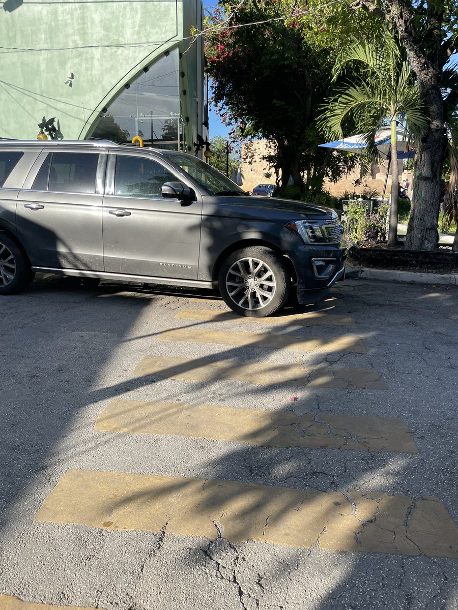 Rodri25's tweet image. Así se la bañan en Paseo de Montejo y la autoridad brilla por sus luces. @PoderAG_Merida @sspyuc #Merida