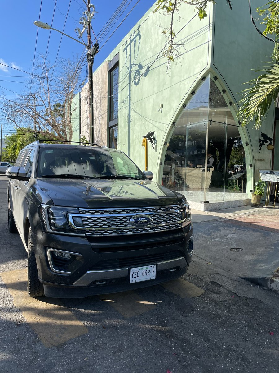 Rodri25's tweet image. Así se la bañan en Paseo de Montejo y la autoridad brilla por sus luces. @PoderAG_Merida @sspyuc #Merida