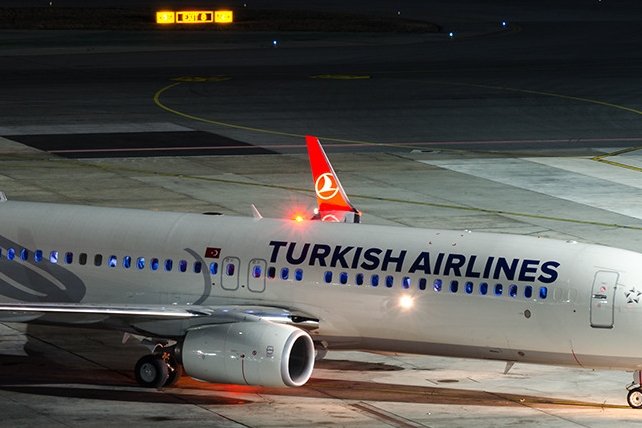 #HSMÖzel/ Türk Hava Yolları'na ait TK2021 Kayseri - İstanbul seferini yapmaya hazırlanan TC-JVJ tescilli Boeing 737 tipi uçakta, push back aracından ayrıldıktan kısa süre sonra, teknik arıza meydana geldi.

Kokpit ekibi, uçakta arıza olduğunu bildirdi ve uçak tekrar park…