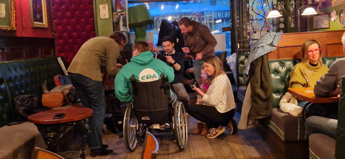 Op campagnetour in mijn geboortestad Rotterdam met o.a. <a href="/hugodejonge/">Hugo de Jonge</a>. 
Een goed gesprek ter afsluiting van een geslaagde dag bij Café De Ouwehoer Katendrecht over wonen zonder drempels in een inclusieve samenleving mocht natuurlijk niet ontbreken!
<a href="/cdavandaag/">CDA</a>
