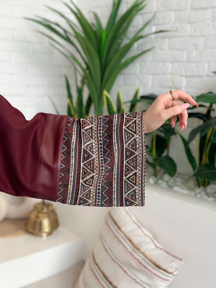 third_amber's tweet image. احدث تصاميم العبايات الشتوية
من ثلثك عنبر .. 
عباية سديم .. عباية شتوية جوخ و اكمام سدو .. نص كلوش 
متاحة للطلب عبر الموقع الالكتروني :

th-amber.com/rAzBQmQ