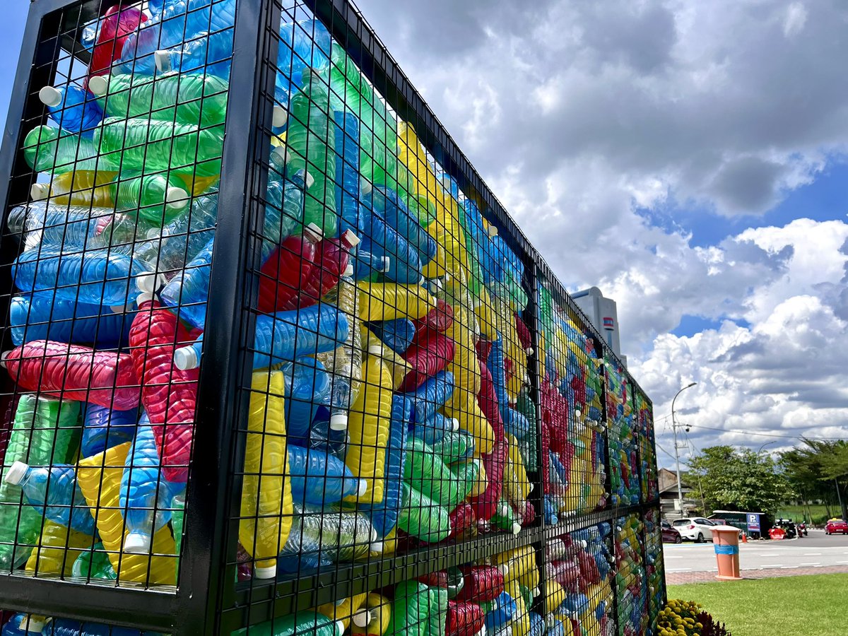 UNEP_AsiaPac's tweet photo. #DYK in 2019, plastics generated 1.8 billion metric tonnes of greenhouse gas emissions โ 3.4% of the global total.
A creative sign at #APClimateWeek in Johor Bahru, Malaysia brought home the connection between the pollution and climate crises. https://t.co/v7mtVAGZk9