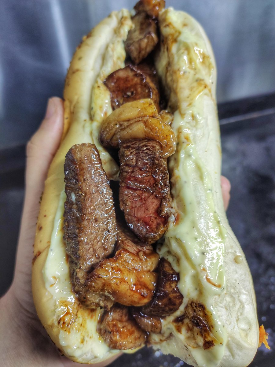 food_porn17's tweet photo. pão de alho recheado de picanha https://t.co/7iGfUkzlZk