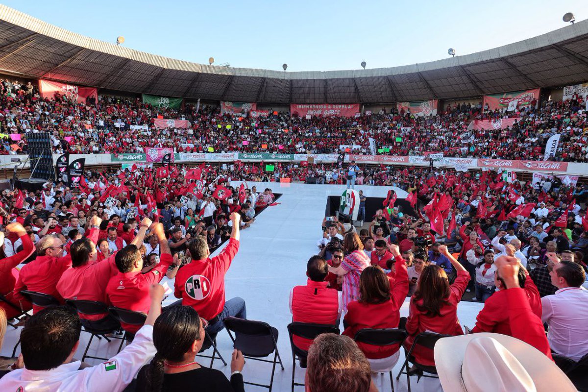 NestorCamarillo's tweet photo. Agradezco el acompañamiento de los senadores @nancydelasa @MarioZamoraG, de la y los diputados federales @SoyBlancaAlcala, @marioriestra, @Javier_CasiqueZ, @lazarojimeneza, así como de diputados locales, presidentes municipales encabezados por mi amigo @eduardorivera01. https://t.co/2JkoUoJlhA