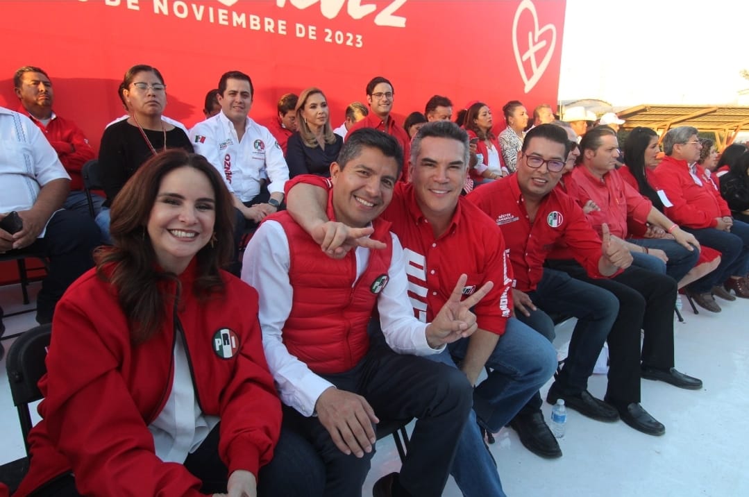 NestorCamarillo's tweet photo. Agradezco el acompañamiento de los senadores @nancydelasa @MarioZamoraG, de la y los diputados federales @SoyBlancaAlcala, @marioriestra, @Javier_CasiqueZ, @lazarojimeneza, así como de diputados locales, presidentes municipales encabezados por mi amigo @eduardorivera01. https://t.co/2JkoUoJlhA