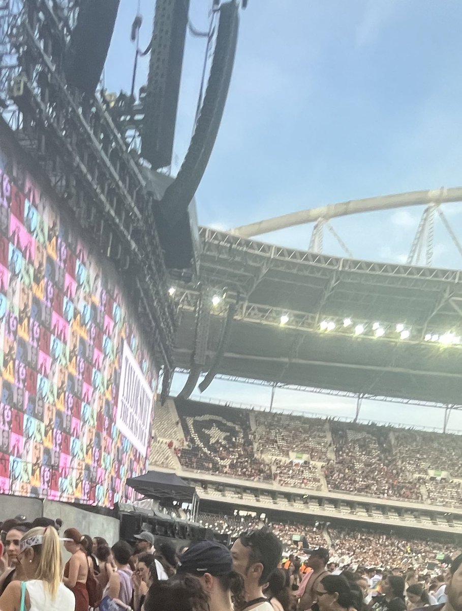 autoranya's tweet photo. Pessoal, faz tempo que não venho aqui, mas é a minha única conta aberta. Hoje 18/11 eu fui no Estádio Nilson Santos para o show da Taylor Swift e saí com 3 queimaduras de segundo grau.

As placas de metal que cobriam o chão da pista premium viraram uma CHAPA QUENTE com os 40°C. https://t.co/rKDwEPxRrM