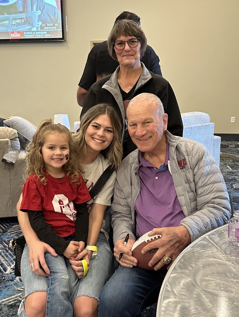 nicolesander94's tweet photo. Hunter said it was the best day ever getting to meet Coach Switzer and Coach @calegundy ❤️ https://t.co/PCK4Pm7tQo