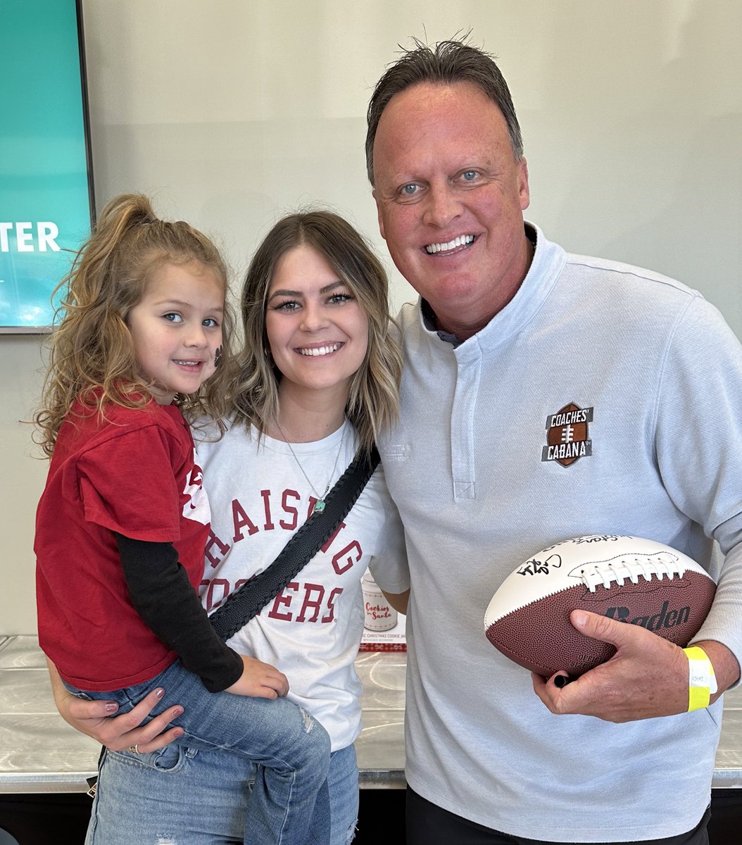 nicolesander94's tweet photo. Hunter said it was the best day ever getting to meet Coach Switzer and Coach @calegundy ❤️ https://t.co/PCK4Pm7tQo