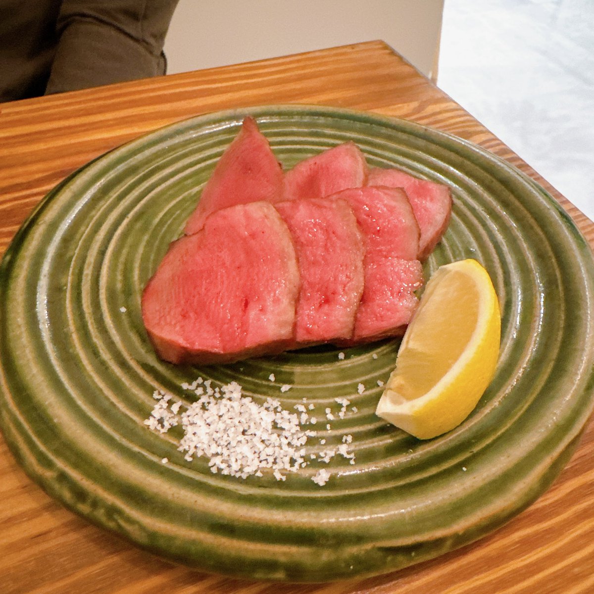 osano_syugei's tweet photo. 「お隣、何ができたの?」
お客様からよく聞かれるのですが、居酒屋さんになったんです🍻
仕事終わりに初めて伺い、美味しいものを沢山いただきました😋
お肉は低温調理されているのでどれも柔らか〜🥩
こだわりの食材に美味しいお酒が飲めるお店ですよ❣️
#yairo #牛タンロースト #カンパチごま醤油 https://t.co/PaBGCQPTTl