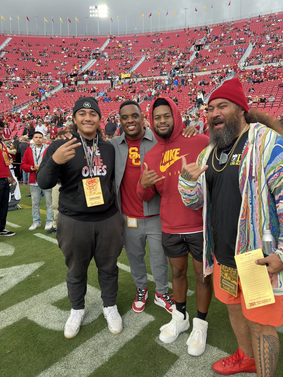 Big @JosephPeko At the USC game ran into the Uso Juju and Kenard USC greats and NFL Fam . One love ❤️ thank you USC fight on . God bless one love