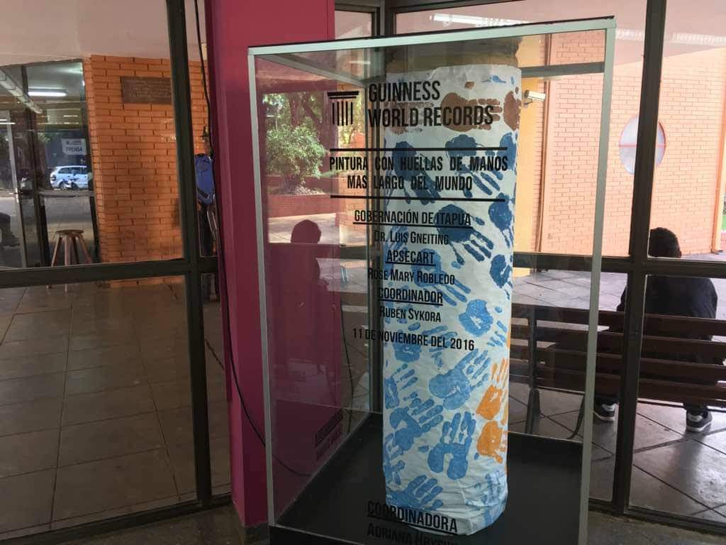 MuniEncarnacion's tweet photo. Hoy en el día de los #RecordsGuinness, recordamos que #Encarnación cuenta con este título por la pintura de huellas más larga del mundo
Obtenido en el año 2016 🤩✨ https://t.co/aD31E4qWWL