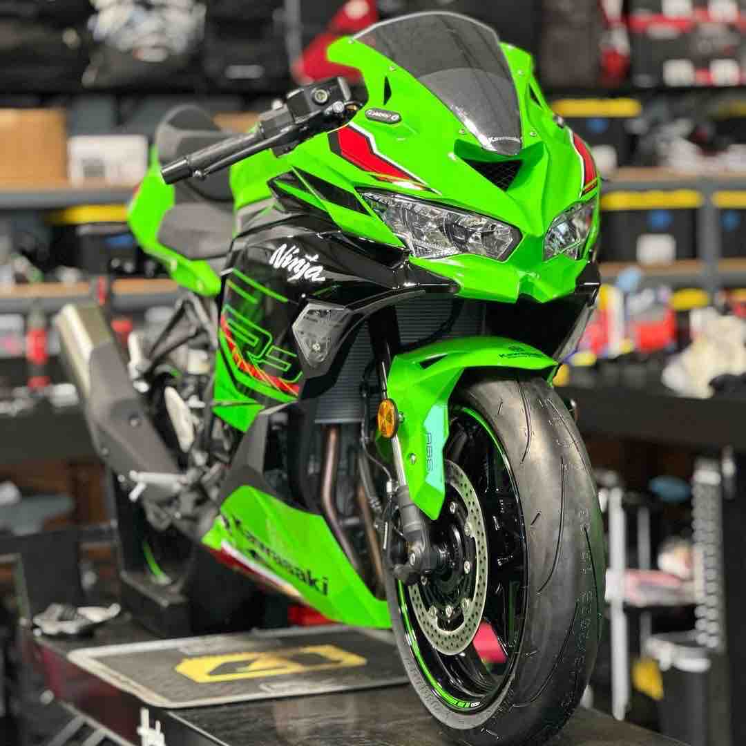 jasonbritton1 getting his @kawasakiusa ZX4RR into stunt shape