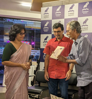 eshinod's tweet photo. സുഹൃത്ത് കെ.പി. ജയകുമാർ എഴുതിയ " ആ " എന്ന നോവലിന്റെ പ്രകാശനം എഴുത്തുകാരന്‍ പിഎഫ് മാത്യൂസ്, ഡോ.ദീപ സികെയ്ക്ക് നല്‍കി നിര്‍വഹിക്കുന്നു. https://t.co/RO32MMEGMy