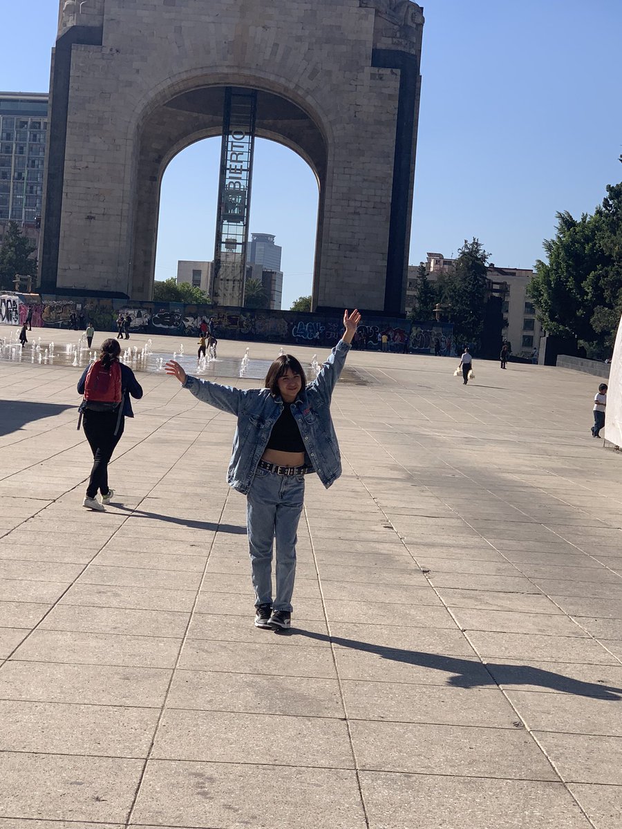 _mialdama_'s tweet photo. En esta foto se supone que debería salir el monumento de atrás jaj https://t.co/XWoQPPbsHD