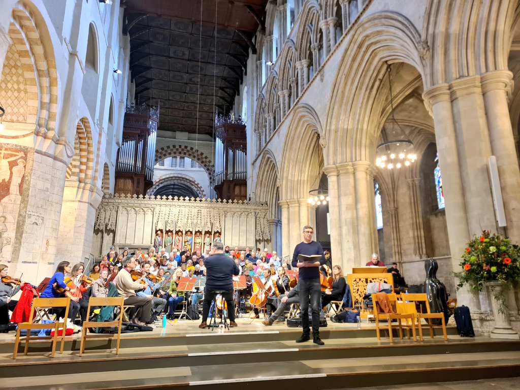 #Messiah season is declared open by @StAchoralsoc with glorious @GeorgeVass19 @elirolfejohnson @heightenor #AlexanderAshworth #ImogenWhitehead Seeing all sorts of familiar faces and lovely colleagues was very uplifting and we had a packed out @StAlbansCath 🎶 ⭐️🎺 💜💐